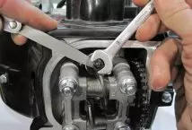 Регулировка тепловых зазоров клапанов четырехтактного двигателя на скутере объемом 50 см3 фото