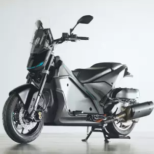 Yamaha розробляє гібридний скутер із двома електромоторами фото